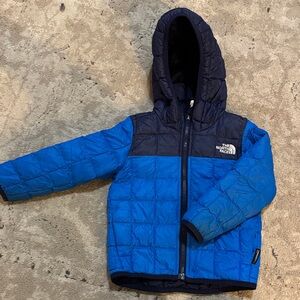 The North Face Blue and Black Toddler Quilted Puffer Jacket, size 2T